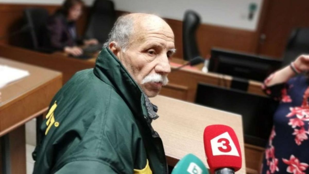 Ето го 72-годишния Сашко, който нахлу въоръжен до зъби в президентството (СНИМКА)