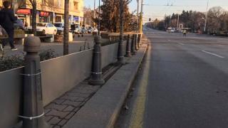 Само в БЛИЦ! Странно архитектурно хрумване в центъра на София, прикрепено със свински опашки, шашардиса всички (СНИМКИ)