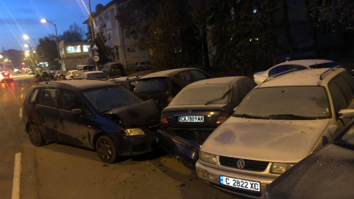 Трясък и ядове в кв. „Хаджи Димитър“! Столичани се хванаха за главите, като видяха колите си (СНИМКИ)