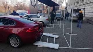 Първо в БЛИЦ: Нещо се случва с два лъскави "Ягуар XE" пред Националния стадион, кипи странна суетня! (СНИМКИ) 