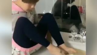 Тази майка няма ръце, но се грижи за детето и семейството си не по-зле от всяка друга (ВИДЕО)
