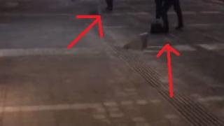 Само в БЛИЦ! Кьоркютук пияна жена върши куп поразии по тъмна доба в центъра на София (СНИМКИ/ВИДЕО)