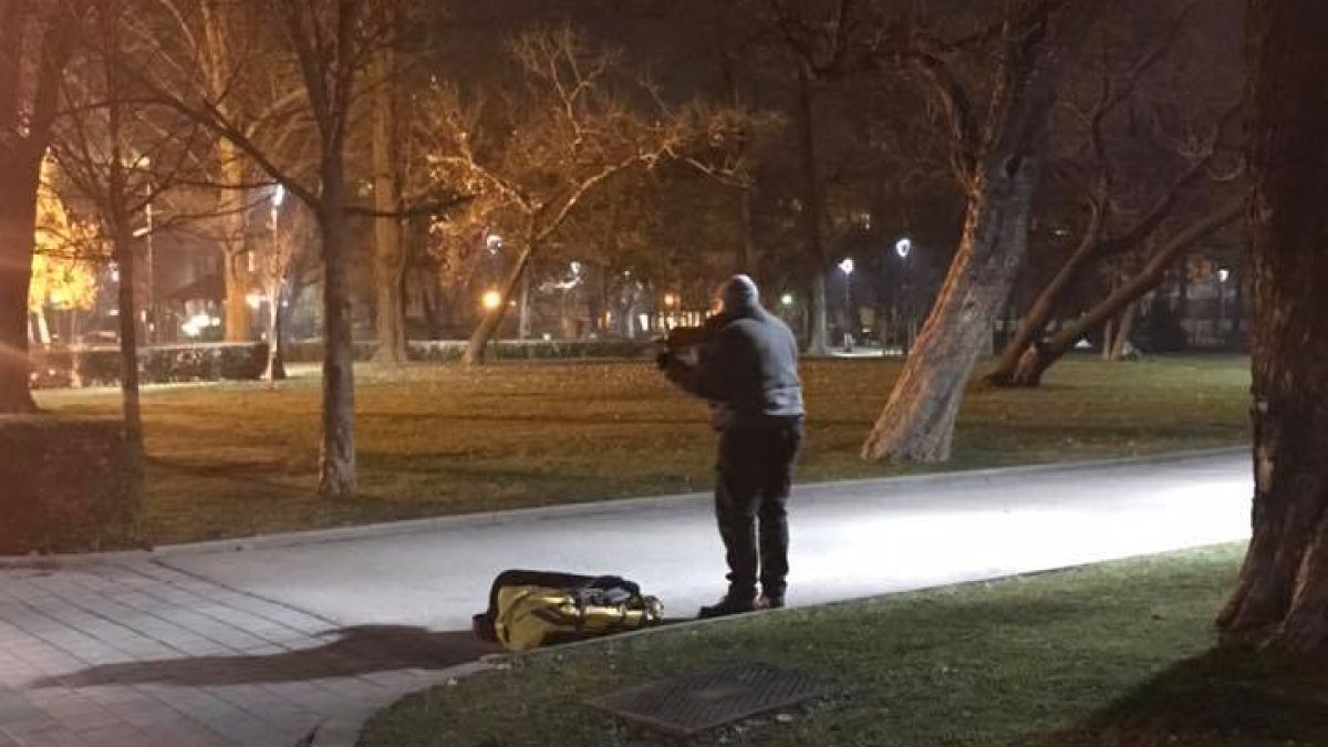 Само в БЛИЦ! Цялата мрежа плаче заради тази СНИМКА на мъж, направена в столичен парк 