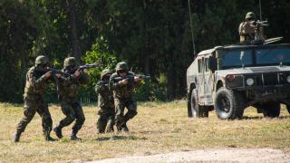 Недостиг на 5700 войници спъва работата в армията 