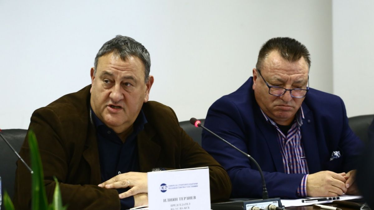 Строители излизат на мирен протест, изкарват 1000 машини на "Цариградско шосе" в столицата (СНИМКИ/ВИДЕО)