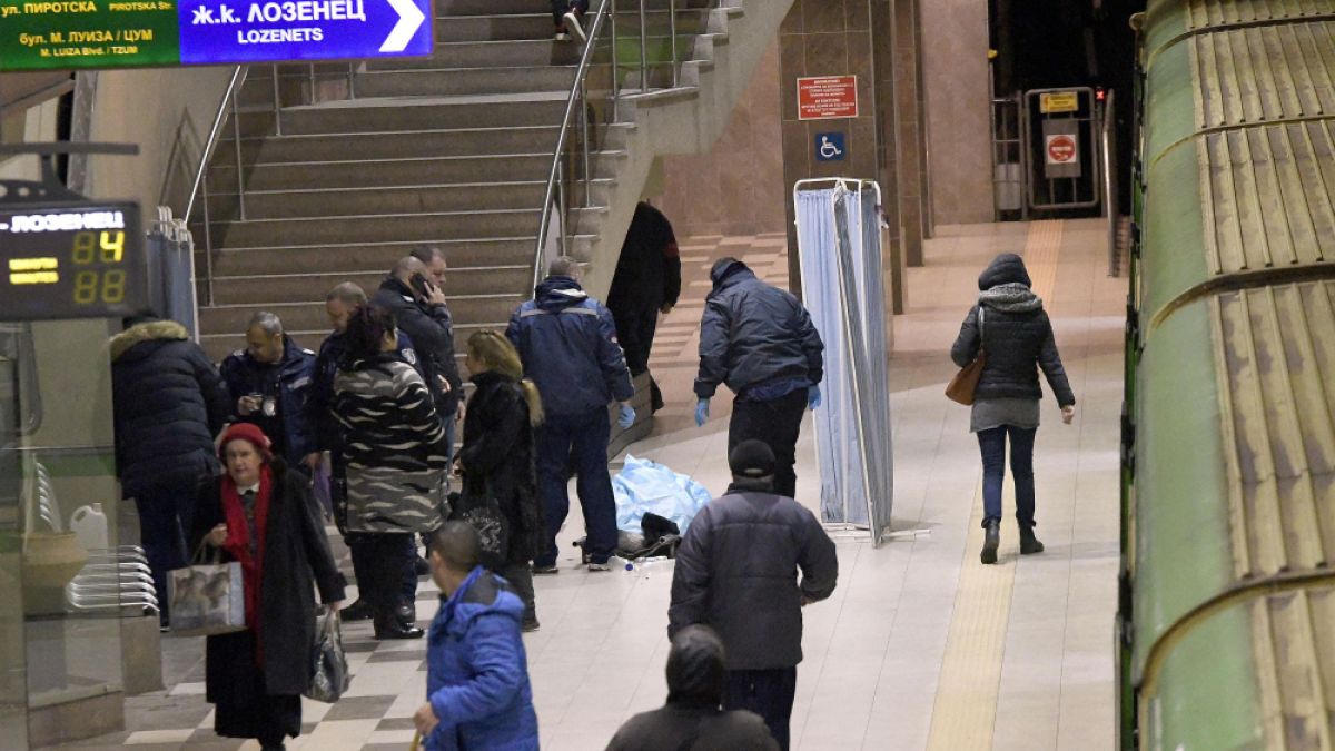 Смразяващи кръвта СНИМКИ (18+) от смъртоносната драма на метростанция "Сердика"