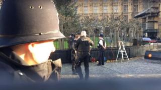 Британският парламент е под блокада! Мъж лежи проснат на земята (СНИМКИ/ВИДЕО)