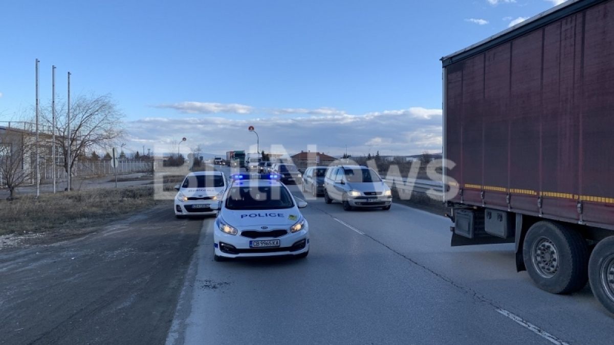 Бургаски ТИР сътвори зрелищна катастрофа на Е-79 край Враца (СНИМКИ)