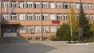 Спипаха дванайсетокласници с фалшиви бележки, но вместо да се засрамят, те решиха да...