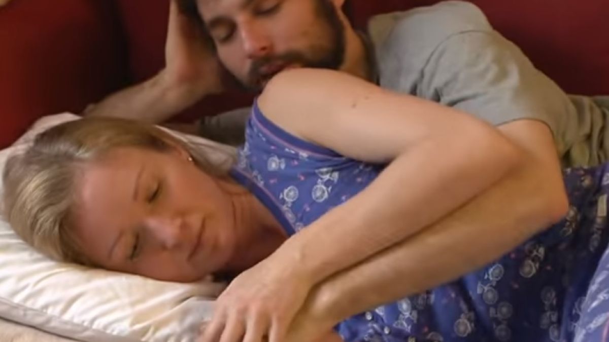 Жена плаща по 80 долара на час на мъже, за да я гушкат (ВИДЕО)