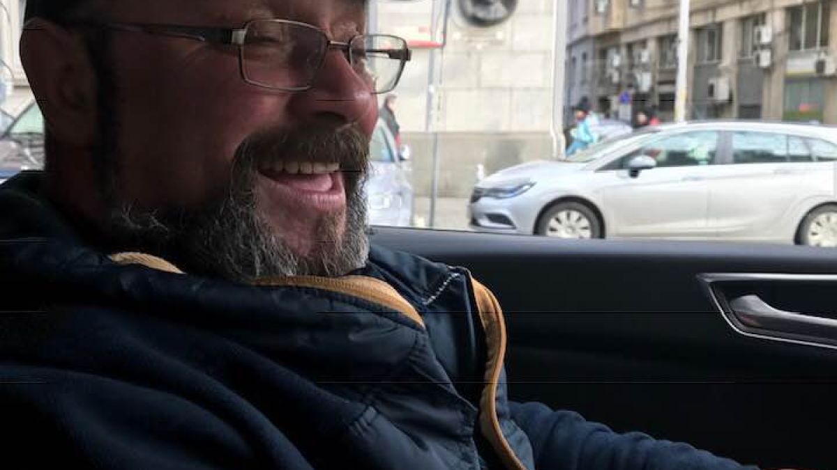 Шофьорът на Ани Салич се оказа голям палавник, спира жените на улицата, а после... (СНИМКА)