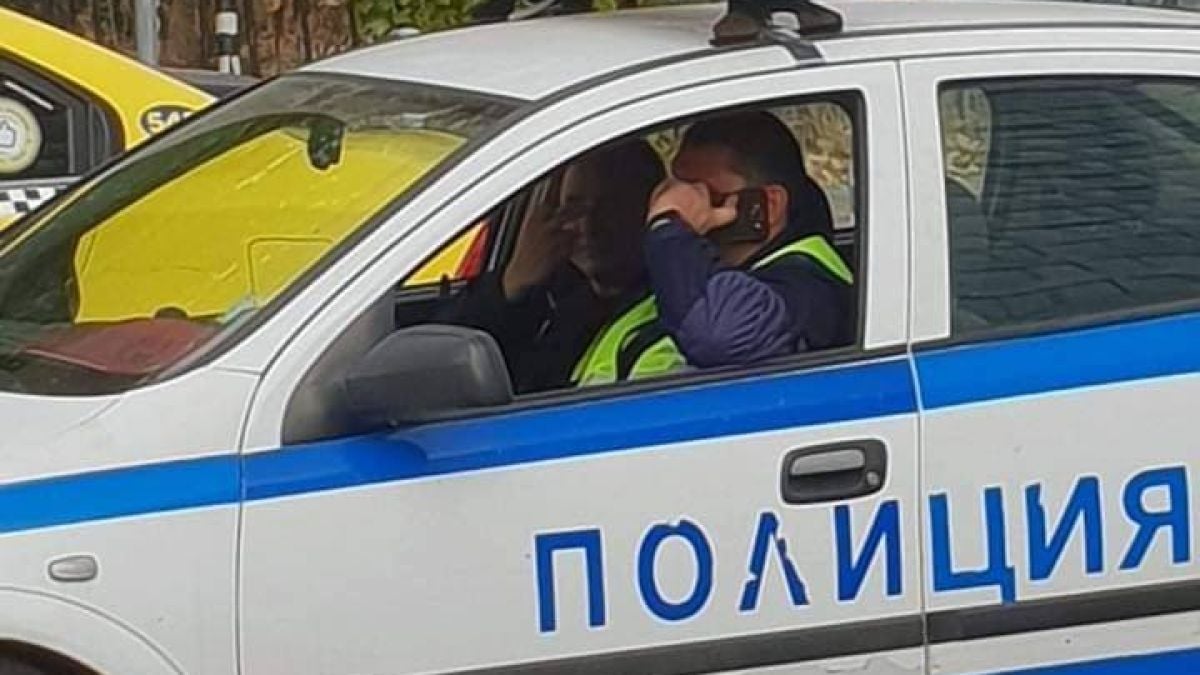Само в БЛИЦ! За тази СНИМКА на двама столични полицаи, които вбесиха цяла България, дълго ще се говори! 