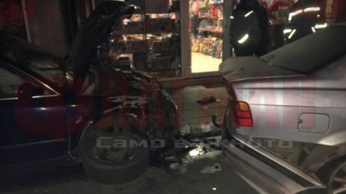 Зрелищен сблъсък край Бургас! БМВ, Мазда и Фолксваген се помляха до неузнаваемост (СНИМКИ)