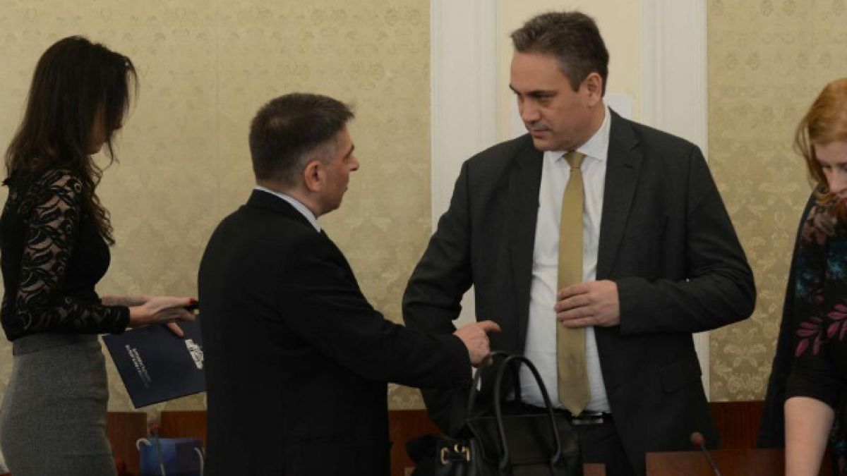 И антикорупционната комисия отхвърли писането на закони от съда