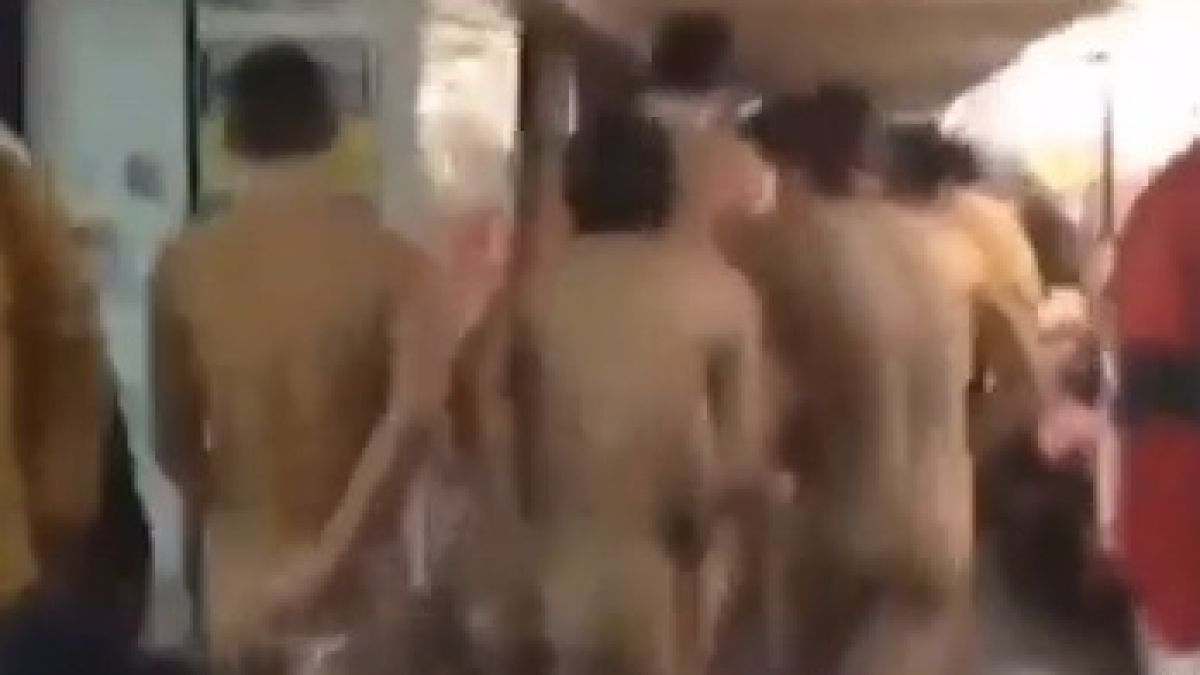 Скандално! Чисто голи мъже тичат из центъра на Киев (ВИДЕО 18+)