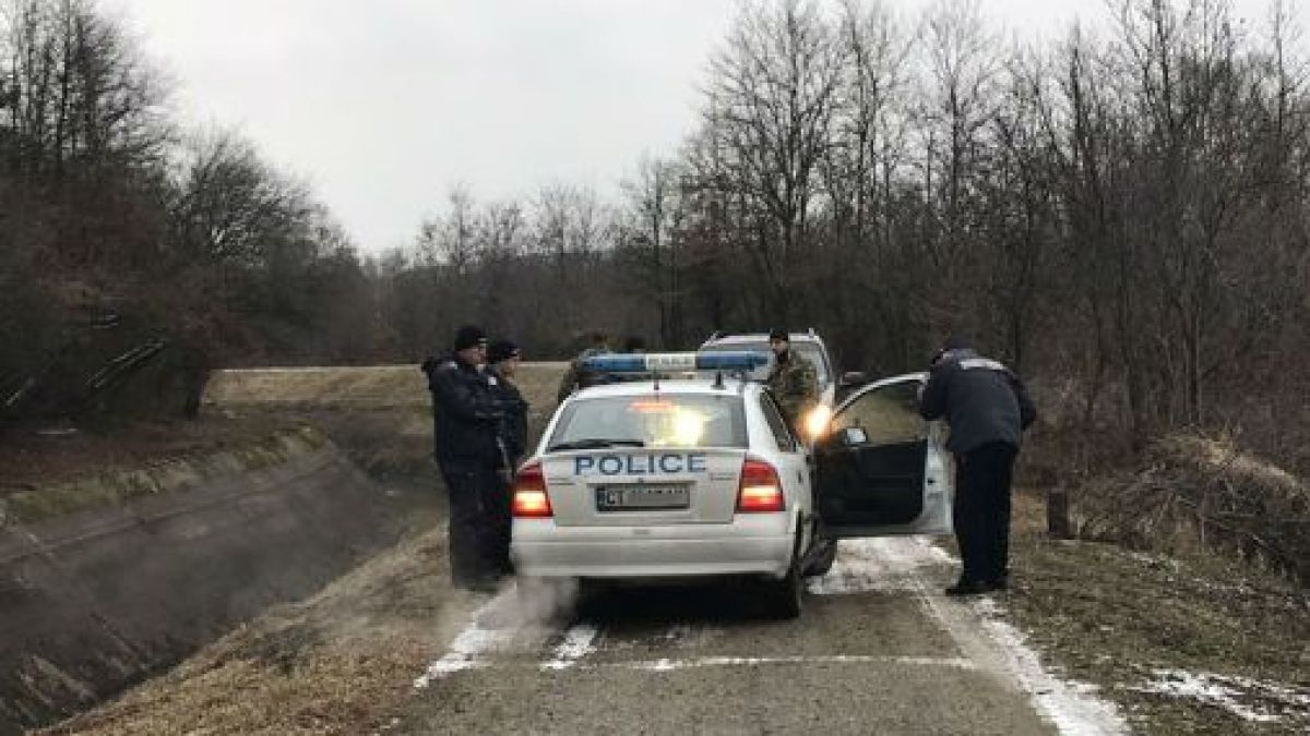 Всичко в радиус от 200 метра край колата, в която намериха простреляния Тодор Николов, е... (СНИМКИ)
