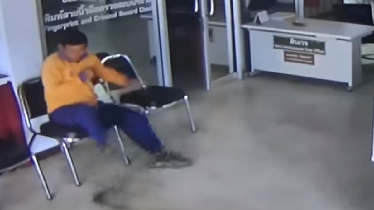 Змия пропълзя в полицейски участък и нападна посетител (ВИДЕО)