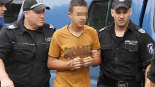 Убиецът на 11-годишната Никол се тръшка, че не иска в затвора