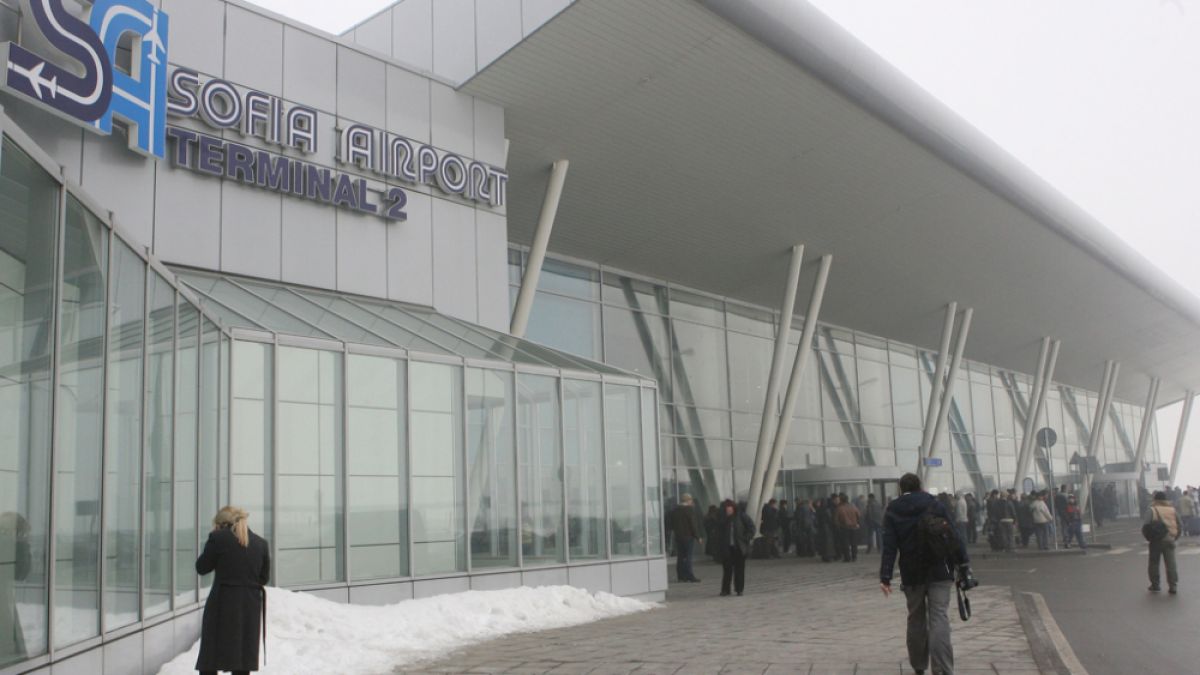 Заради силния снеговалеж! Пренасочиха 6 полета до София