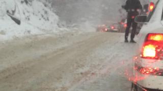 Сняг вали в проходите в наша област
