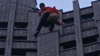 Дядо Коледа се спусна по небостъргач в Берлин (ВИДЕО)