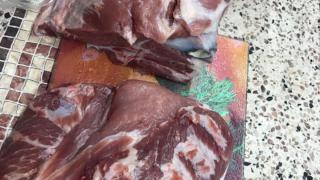 Само в БЛИЦ! Ужасяваща находка! Жена си купи месо в Монтана и изтръпна от гнусотията вътре (СНИМКИ)