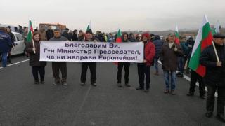 Откриха новия участък на АМ Струма без Бойко Борисов, но с благодарствен плакат за него (СНИМКА)