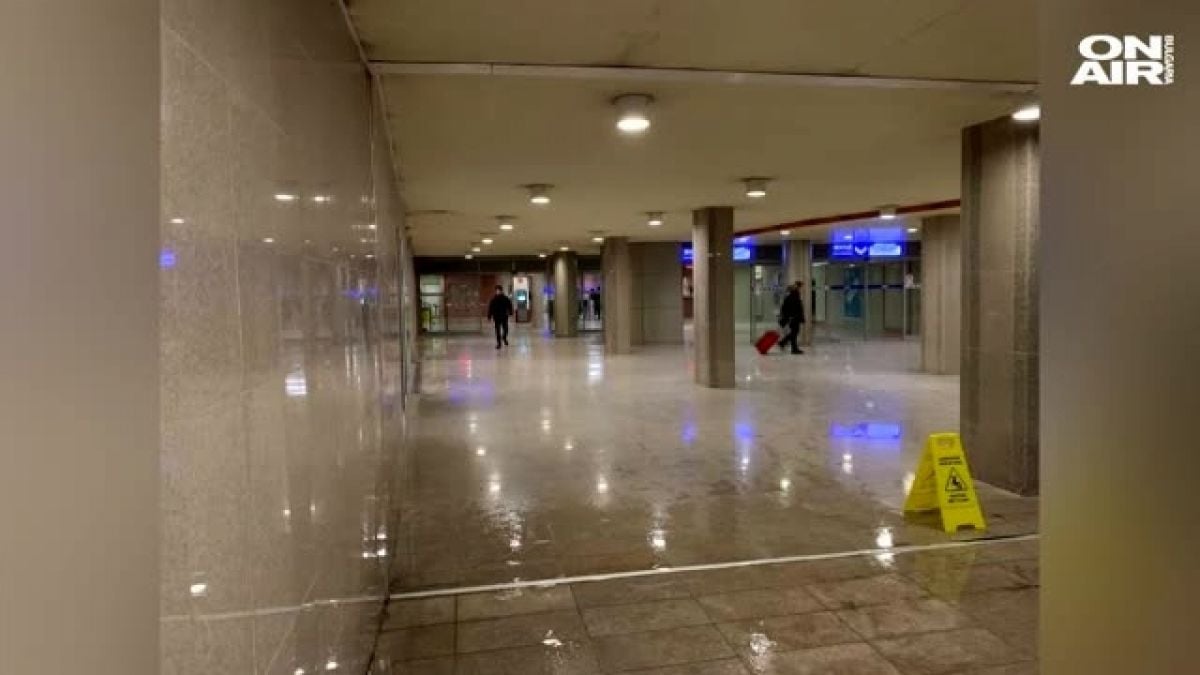 Снегът наводни метростанция НДК (СНИМКА)