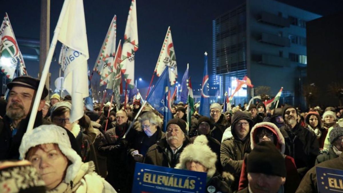 Унгария почерня от протести 