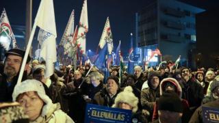 Унгария почерня от протести 