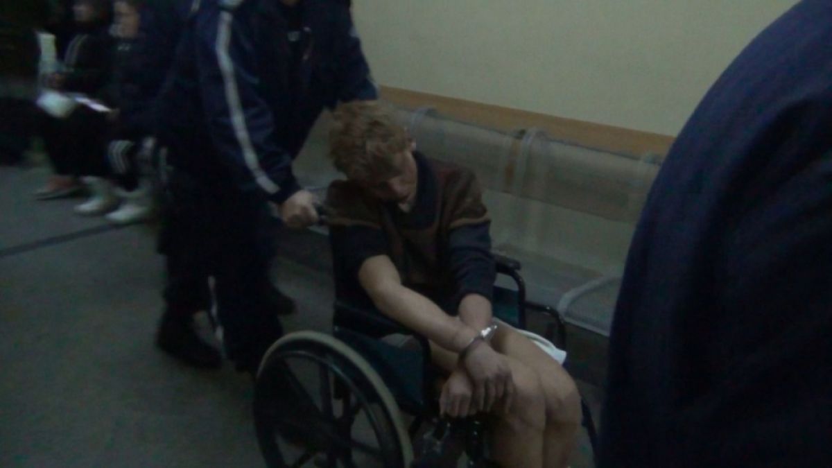 Младежът, който потроши рейс и нападна полицаи, спретна нов екшън