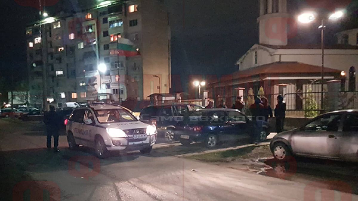 Бесни цигани трошат автомобили наред под носа на бургаските полицаи (СНИМКИ)