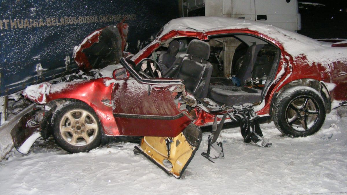 Кръв оплиска пътя край Самуил! Мазда се удари в ТИР и стана страшна касапница (СНИМКИ 18+) 