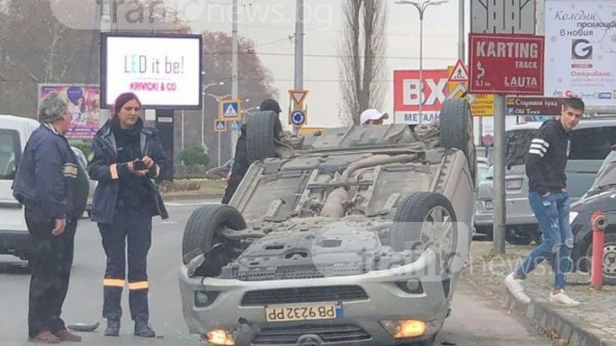 Страшно зрелище в Пловдив! Кола с полицайка зад волана се удари в такси, а после... (СНИМКИ)