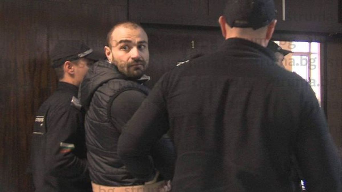 Тежък удар по човека на Божо Кравата, който набута пистолет в устата на жена си и го арестуваха гол!
