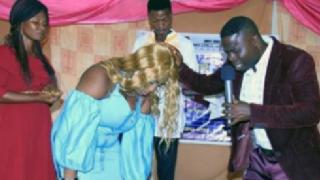 Пастор опложда публично бездетни жени по време на църковна служба