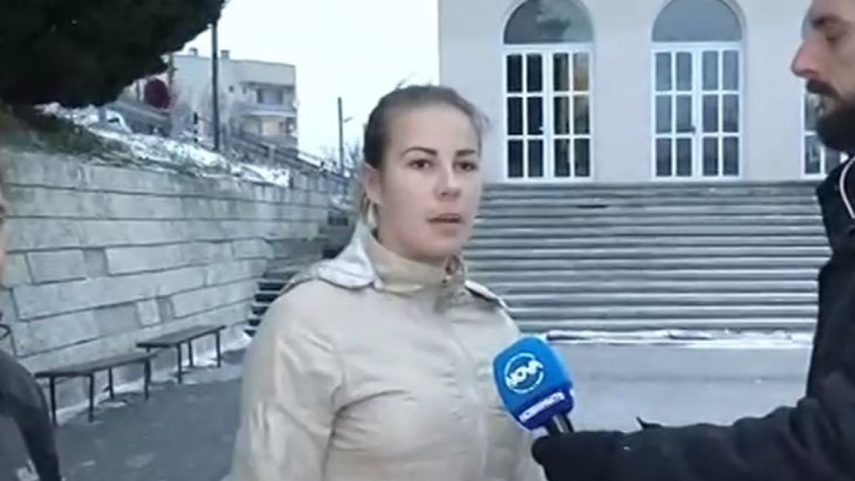 Скандал в Бяла: Ученичка си играе с телефон в час, директорът пребива бременната ѝ сестра, а накрая... (ВИДЕО)