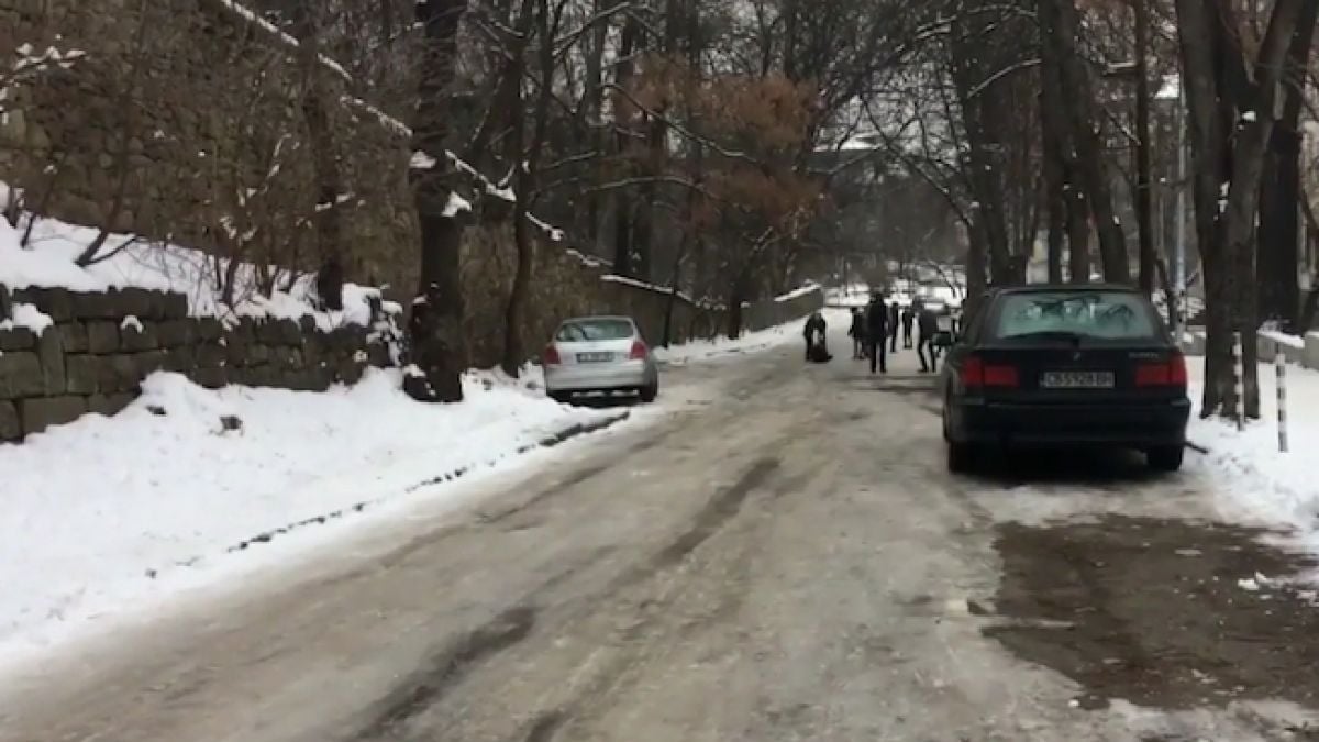 Ледена пързалка се образува пред Испанската гимназия в София (ВИДЕО)