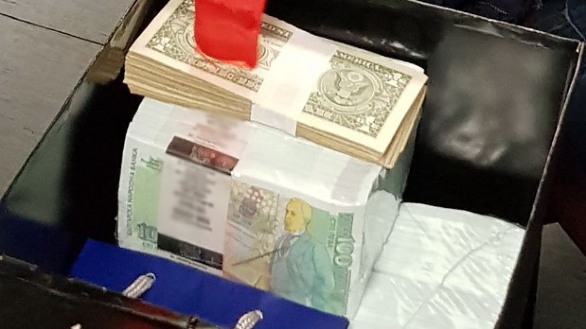 МВР показа дебелите пачки, конфискувани от разбитата банда за данъчни измами (СНИМКИ/ВИДЕО)