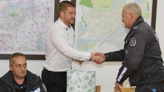 Ето ги полицаите, които озаптиха буйстващия пътник в автобуса от Стара Загора 