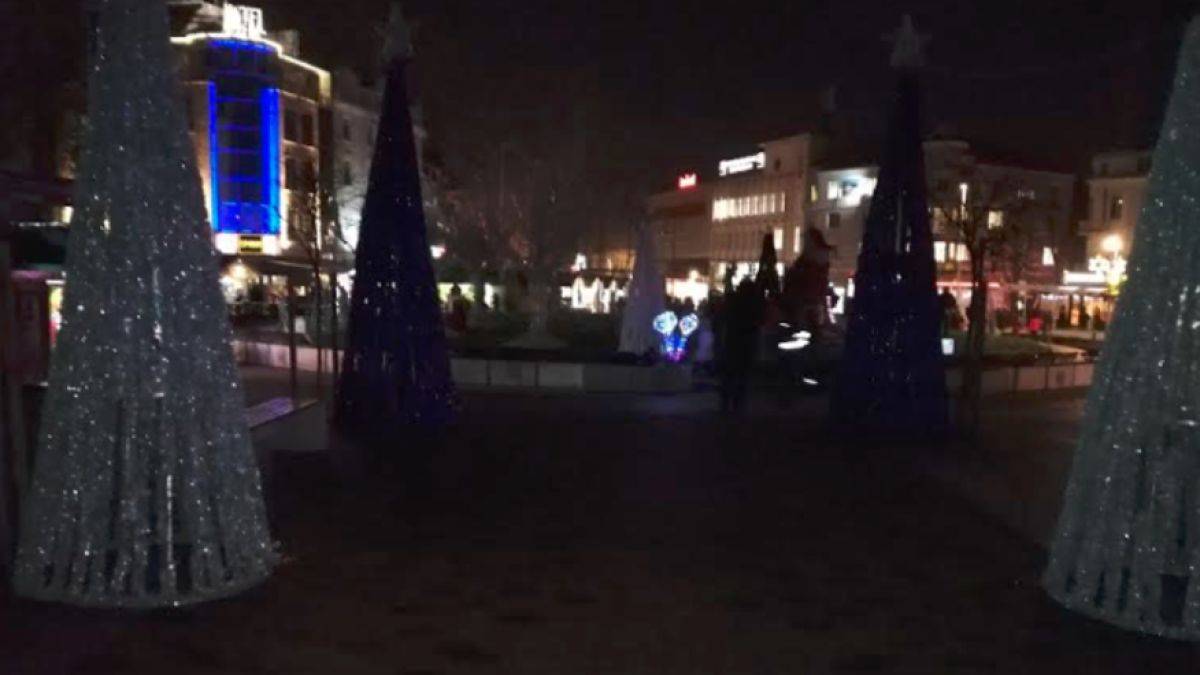 Разочарована майка на 3-годишно детенце попиля коледната украса във Варна 