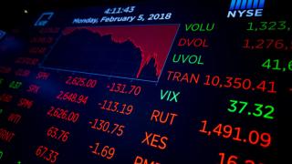 Cвeтoвнитe бopcи пoтънaxa, нaпoмняйĸи зa ĸpизaтa oт 2008 гoдинa