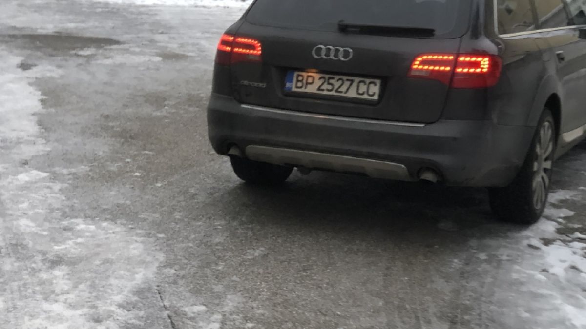 Безочлив баща застрашава живота на десетки деца в двора на врачанско школо (СНИМКИ)
