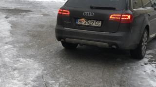 Безочлив баща застрашава живота на десетки деца в двора на врачанско школо (СНИМКИ)