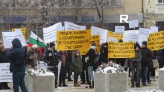 Извънредна ситуация пред парламента: Цветанов излезе на студа, за да дири патриотите, а те...