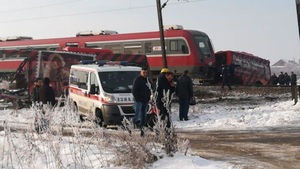 Страховита катастрофа на жп прелез край Ниш, влак разполови цял автобус (СНИМКИ/ВИДЕО) 