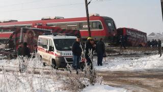 Страховита катастрофа на жп прелез край Ниш, влак разполови цял автобус (СНИМКИ/ВИДЕО) 