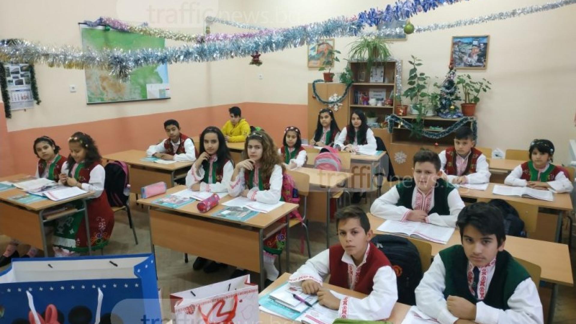 Деца от различни етноси в Ябълково смениха ученическите униформи с народни носии (СНИМКИ)