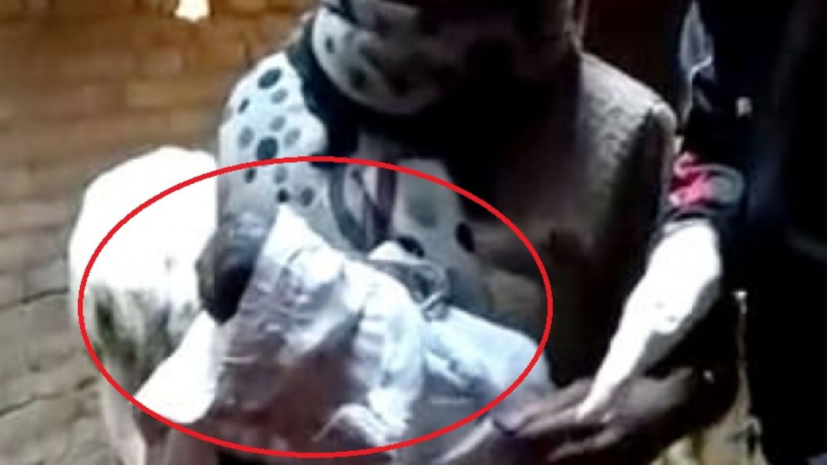 Ужасяващо! Полицаи спасиха като по чудо бебе висящо на пъпната си връв от обесената си майка (СНИМКИ 18+)