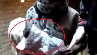 Ужасяващо! Полицаи спасиха като по чудо бебе висящо на пъпната си връв от обесената си майка (СНИМКИ 18+)